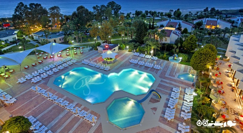 نمای کلی استخر رو باز هتل